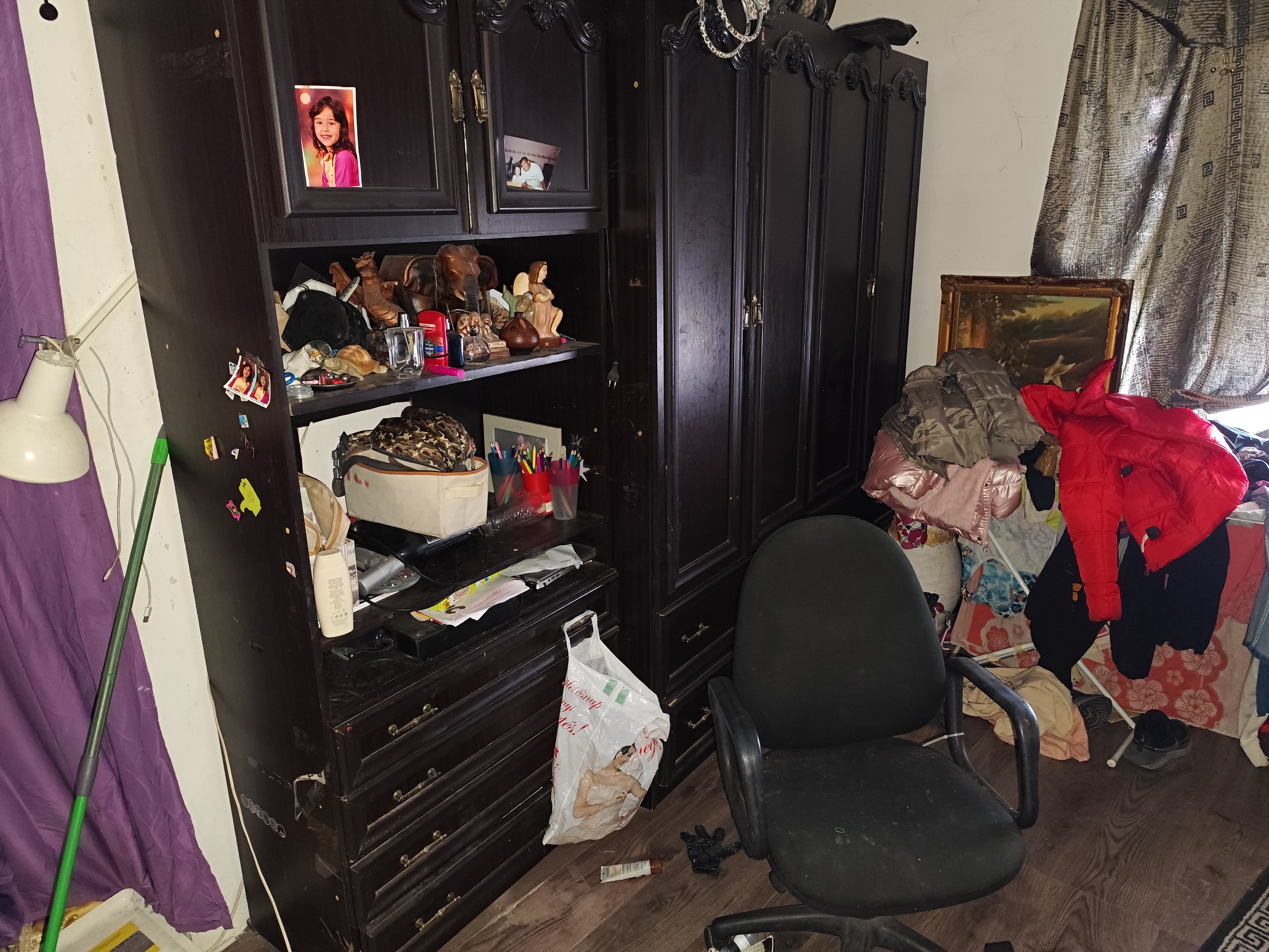 egy szoba ami tele van ruhákkal