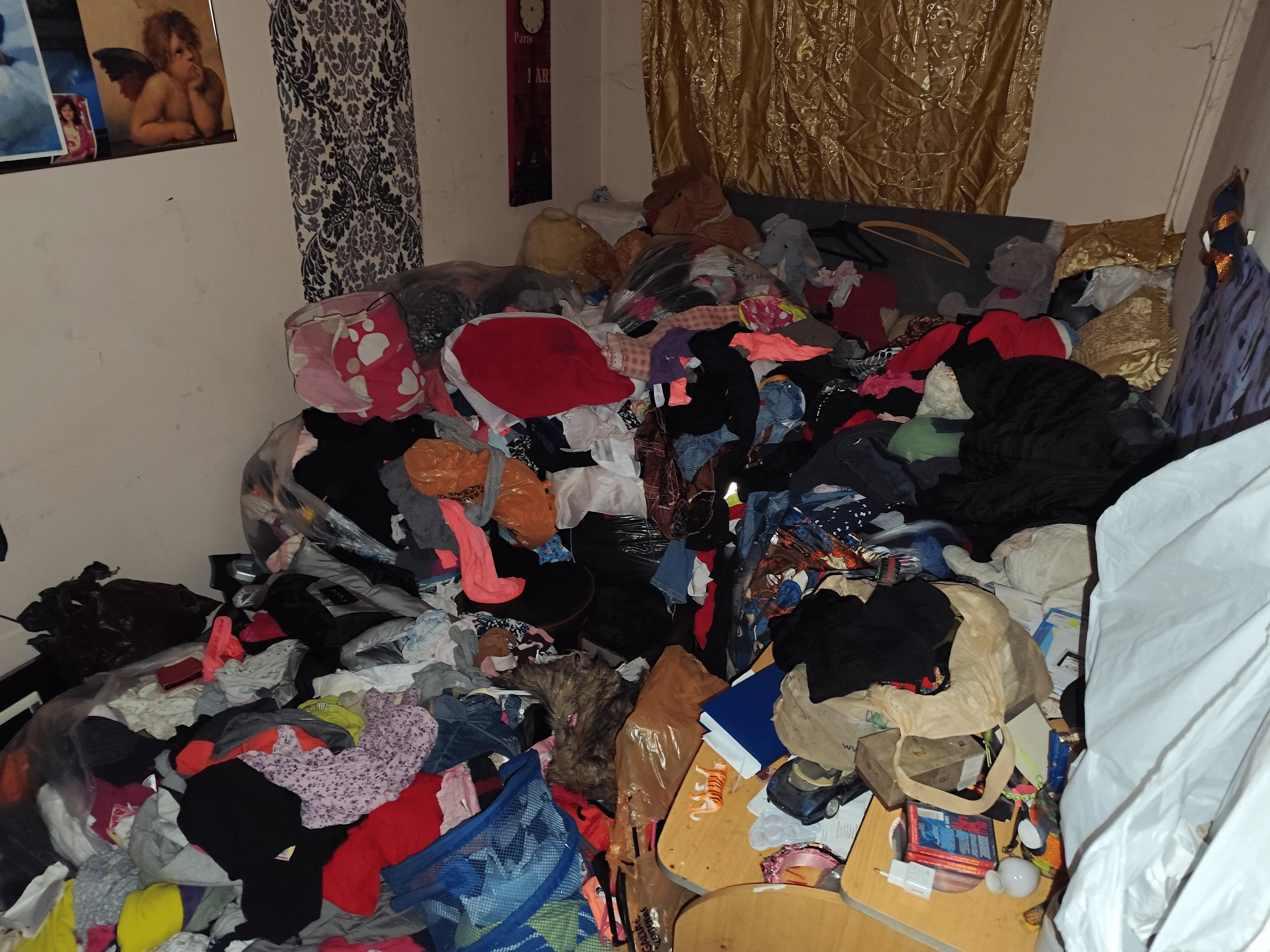 egy szoba tele lommal